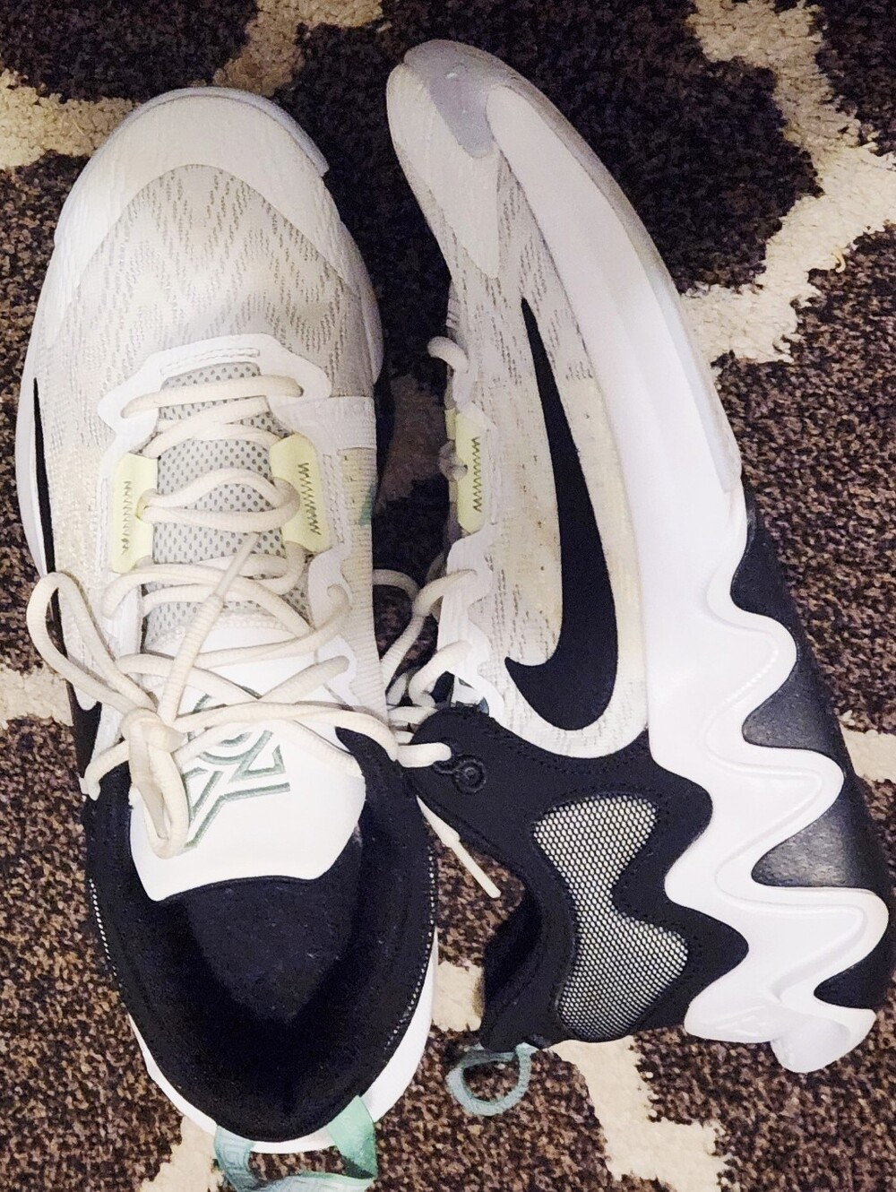 Nike Level SS/ - Nike Giannis and White Running Shoes